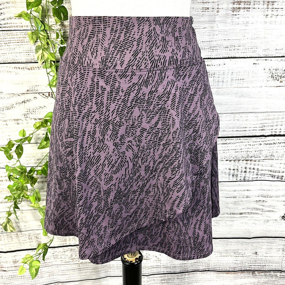 Eddie Bauer Fitness Sports Skirt size Medium Plum Black Faux Wrap Stretch Short - Picture 1 of 11
